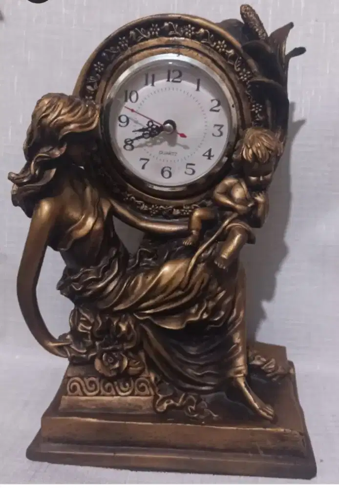 Jam patung Europa vintage