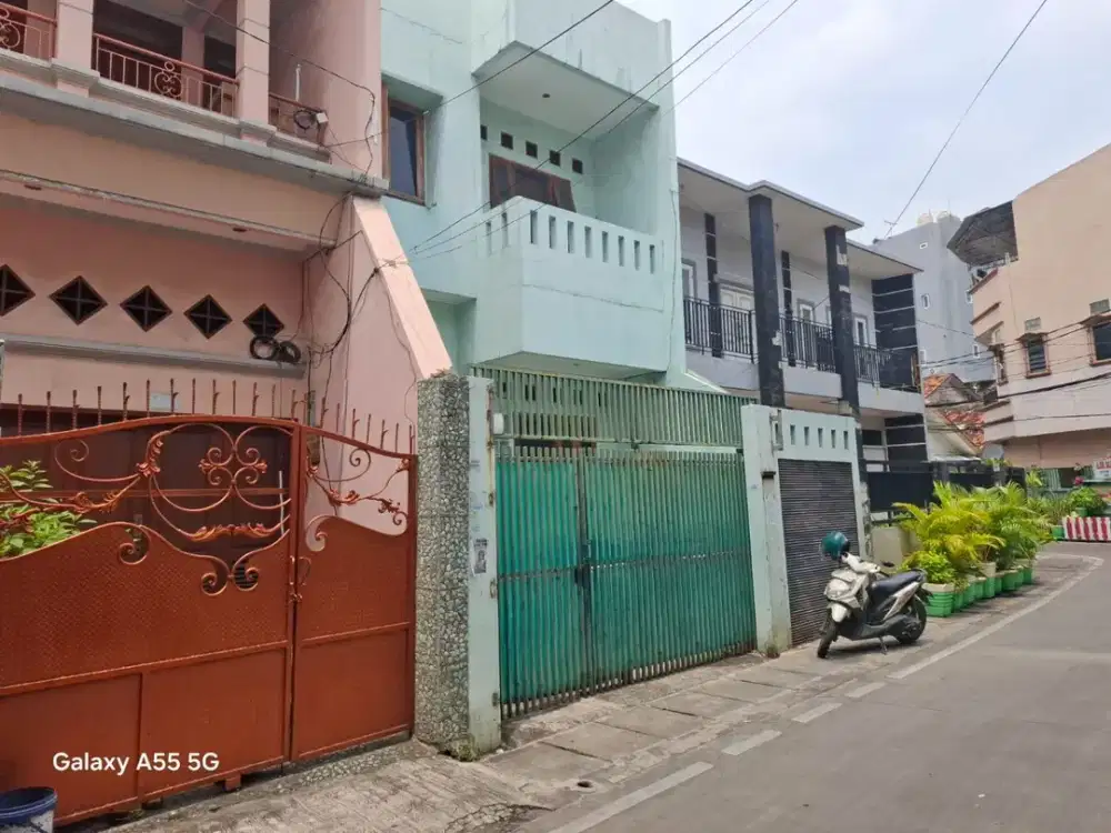 Di Jual Rumah Pinggir Jalan Kamar Banyak di Kartini Jakpus