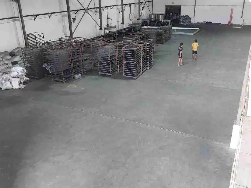 Gudang Raya Kepatihan Gresik. akses kontainer. industri