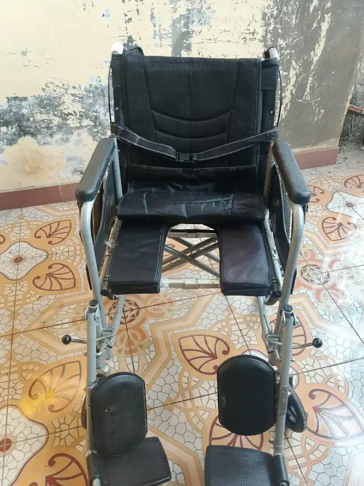 Kursi roda bekas kondisi baik dan bagus mulus