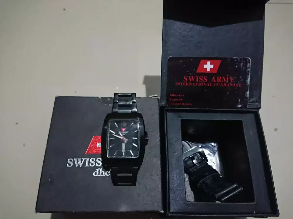 Jam tangan merek Swiss Army