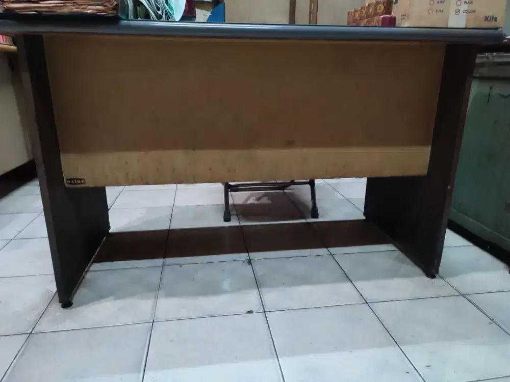 Meja kantor tiga laci