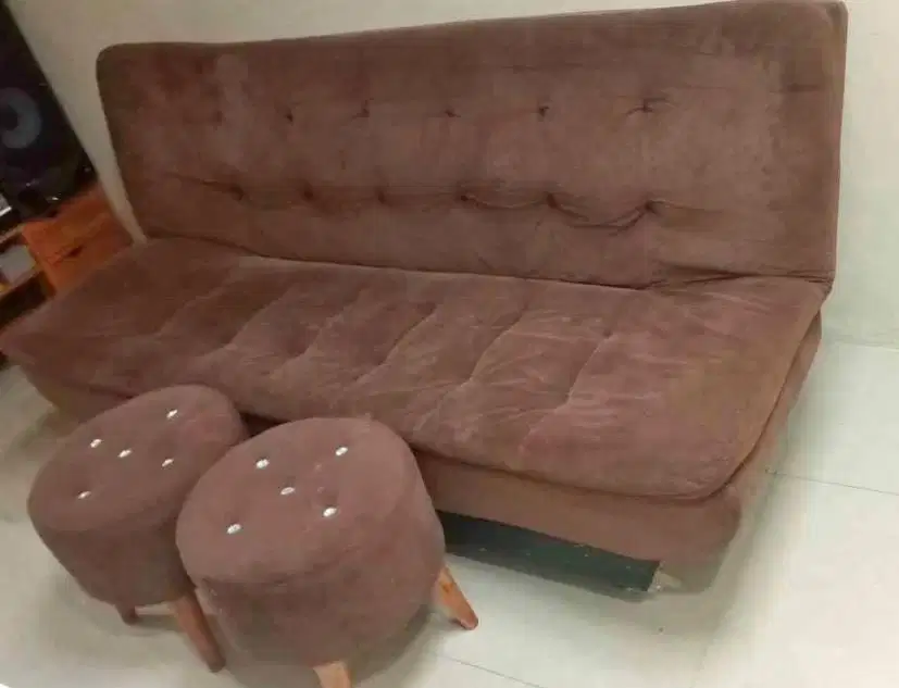 Sofa bad minimalis berwarna cokelat
