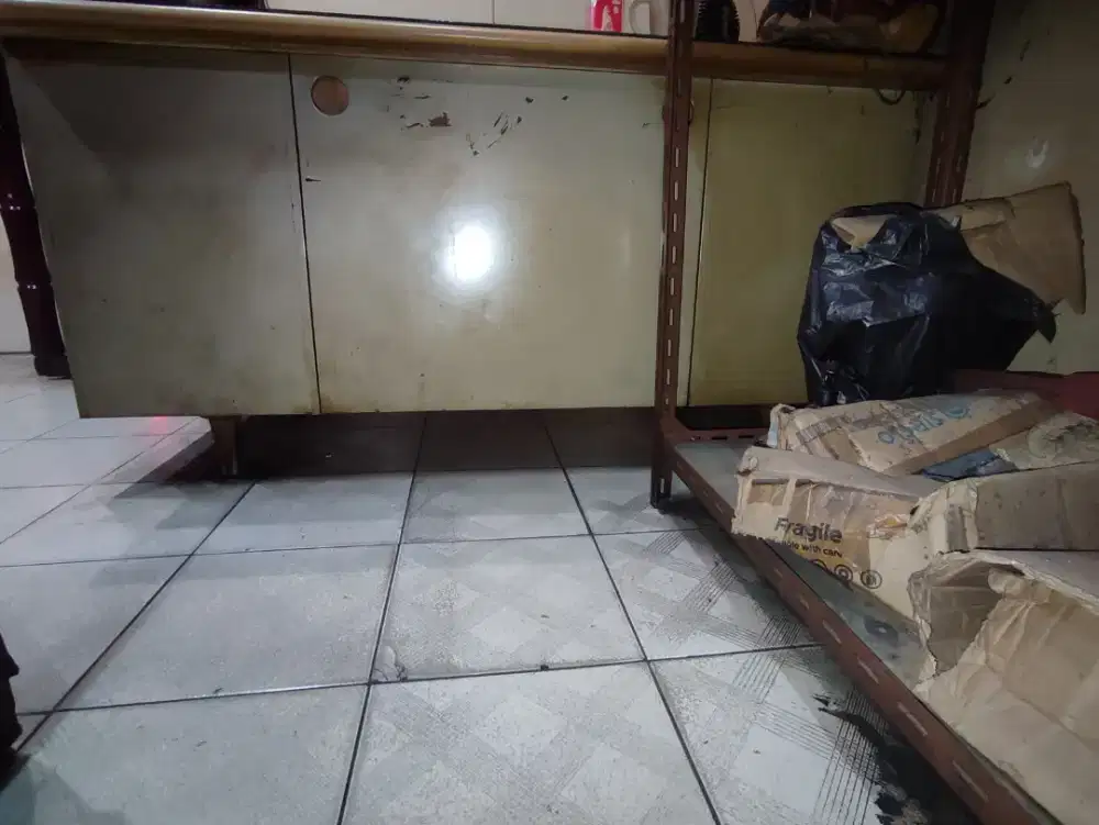 Meja kantor toko