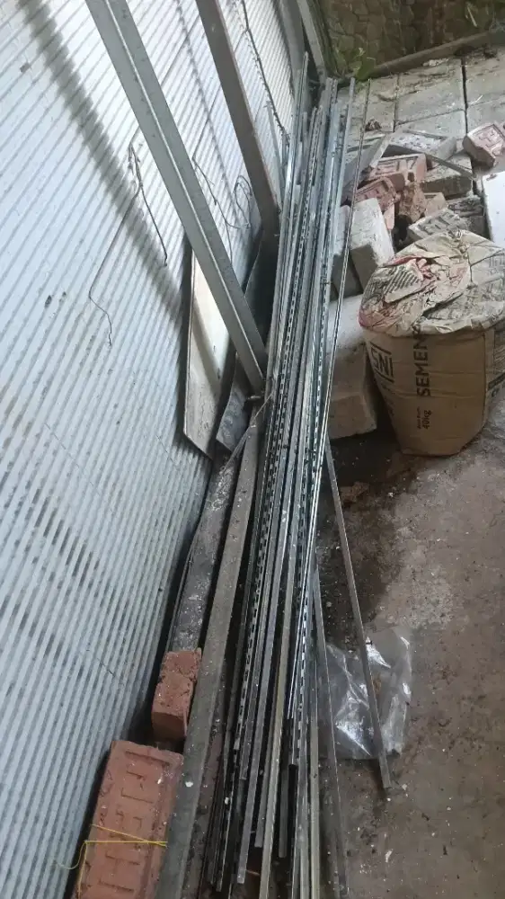 Tiang rak besi stainless dan gantungannya