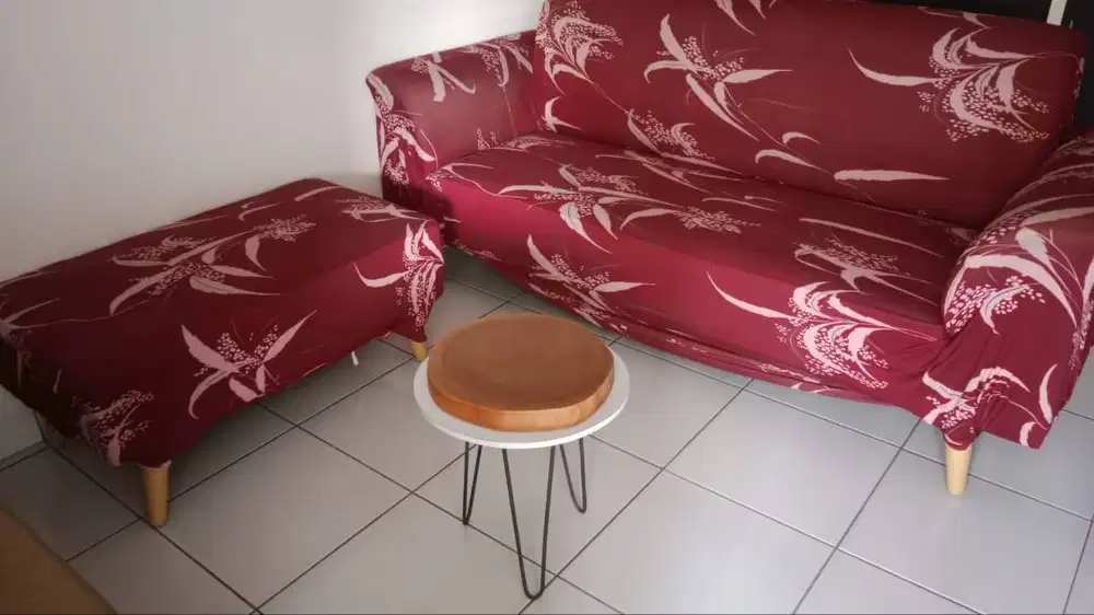 Sofa masih mulus karna di bungkus cover jarang di dudukin