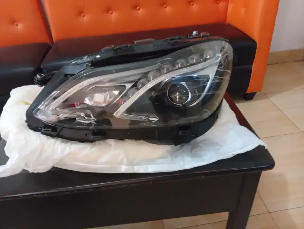 1 Set Kanan Kiri Headlamp Mercedes-Benz Seri e250/e400 2013/2015
