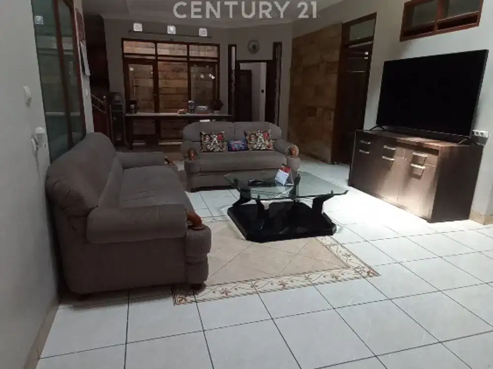 Sewa Rumah 2 Lantai Semi Furnished Taman Holis
