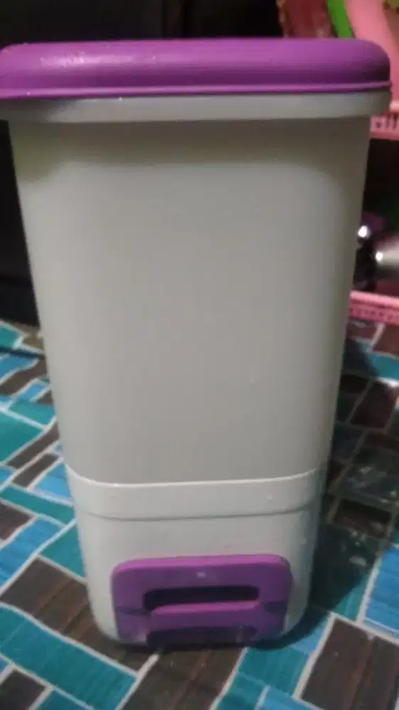 Tempat penyimpanan beras muat 10 kg. Merek tupperware