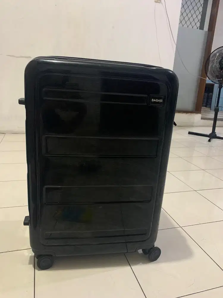 Koper merek BAGASI TIPE GILI warna HITAM ukuran MEDIUM / SEDANG