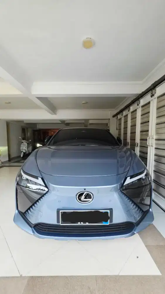Lexus RZ450e Tahun 2023 (Like a New)