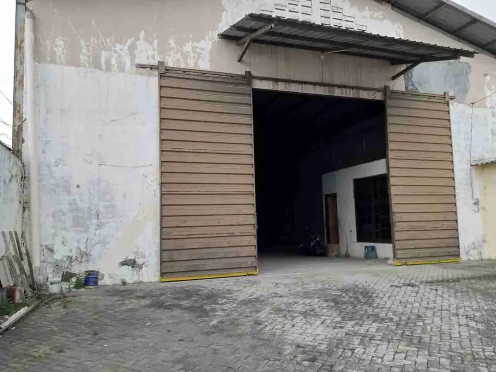 Gudang Margomulyo Surimulia, sebelah tol dan dekat pelabuhan surabaya.