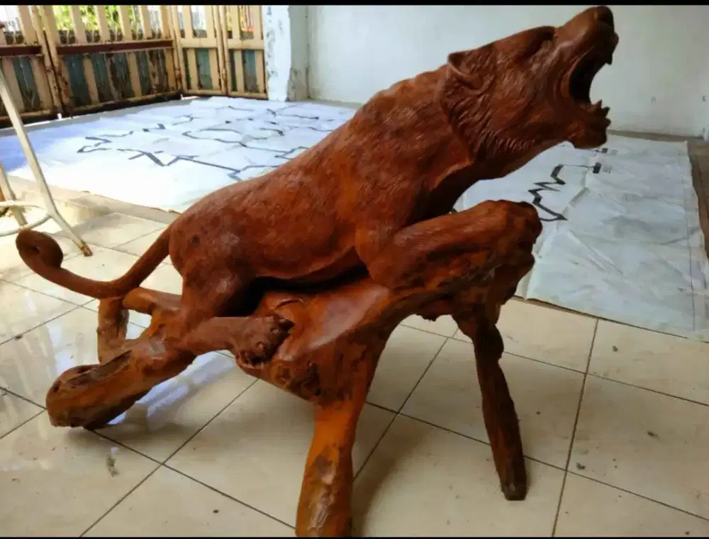 Patung Harimau dari bonggol jati