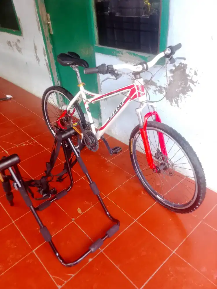 Jual sepeda uk26 merk GIANT minus dan rak sepeda mobil.