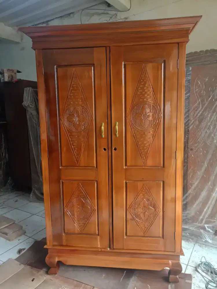 Ada ukir . Lemari kayu jati 2 pintu bekas seperti baru