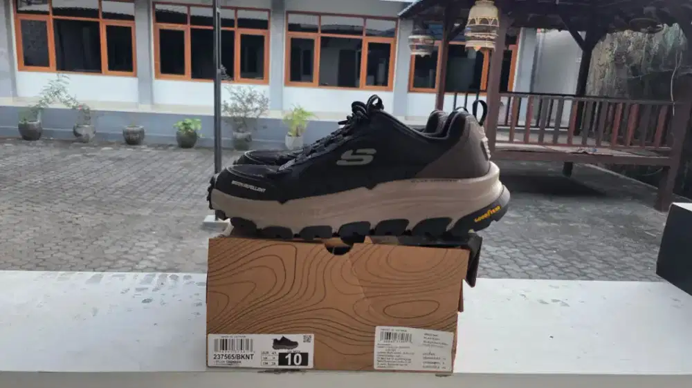 Skechers D Lux Trekker Hitam Uk 43