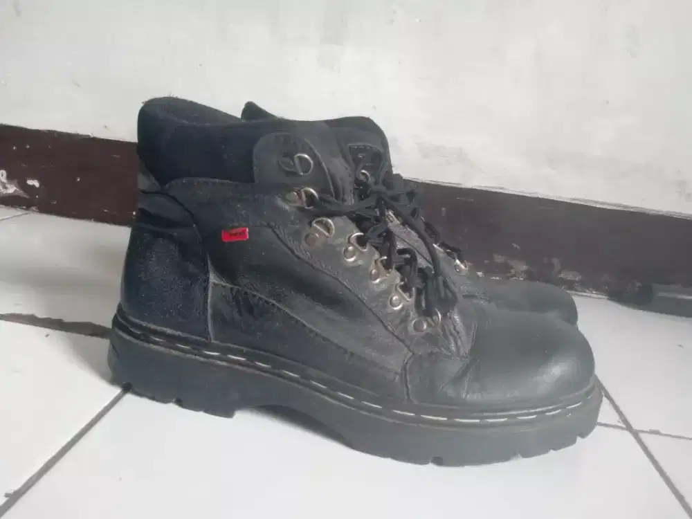 Sepatu kickers hitam