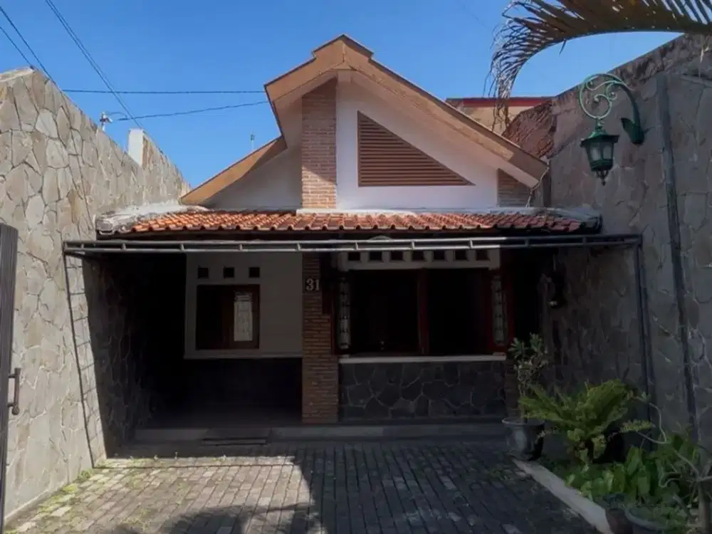 RUMAH DIJUAL DI SOLO DEKAT PLAZA SINGOSAREN PASAR KEMBANG