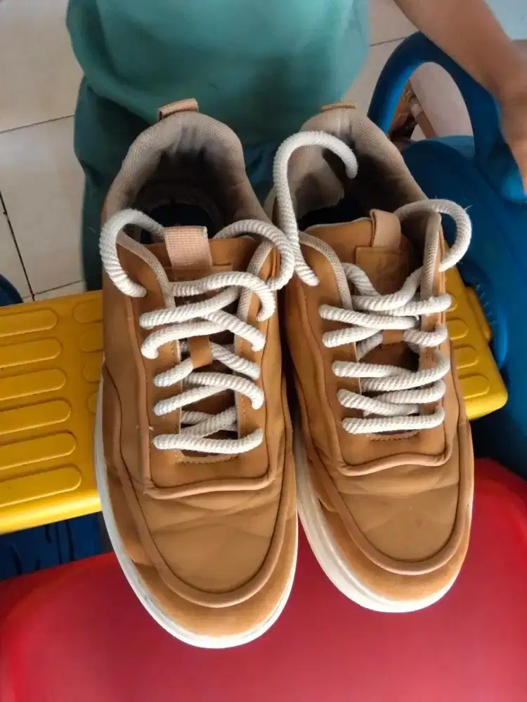 Sepatu yongki komaladi
