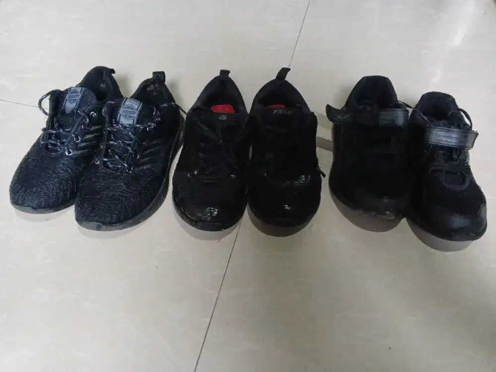 borongan sepatu anak sekolh uk 31 smua  lumyan.bagus