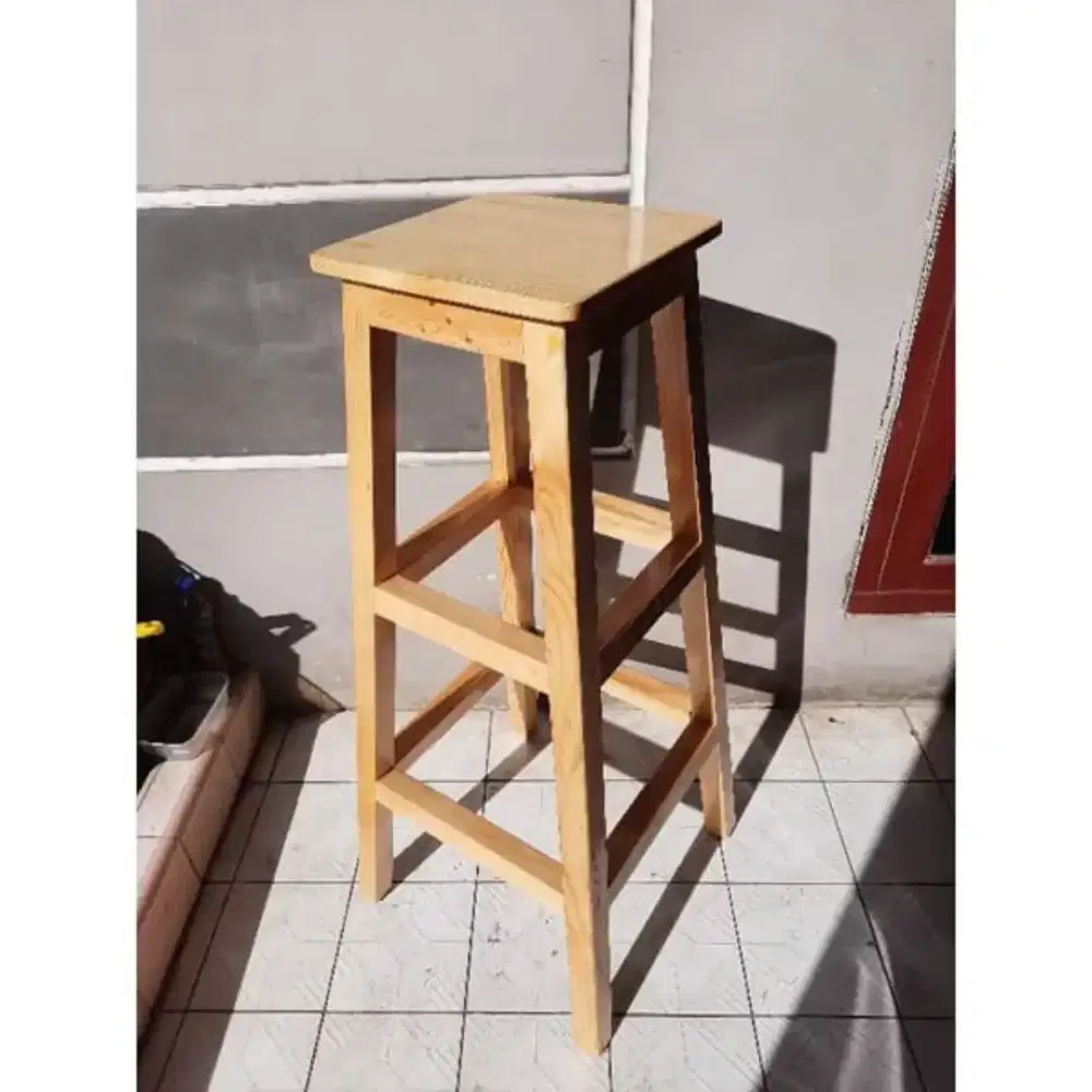 Kursi Kayu Tinggi