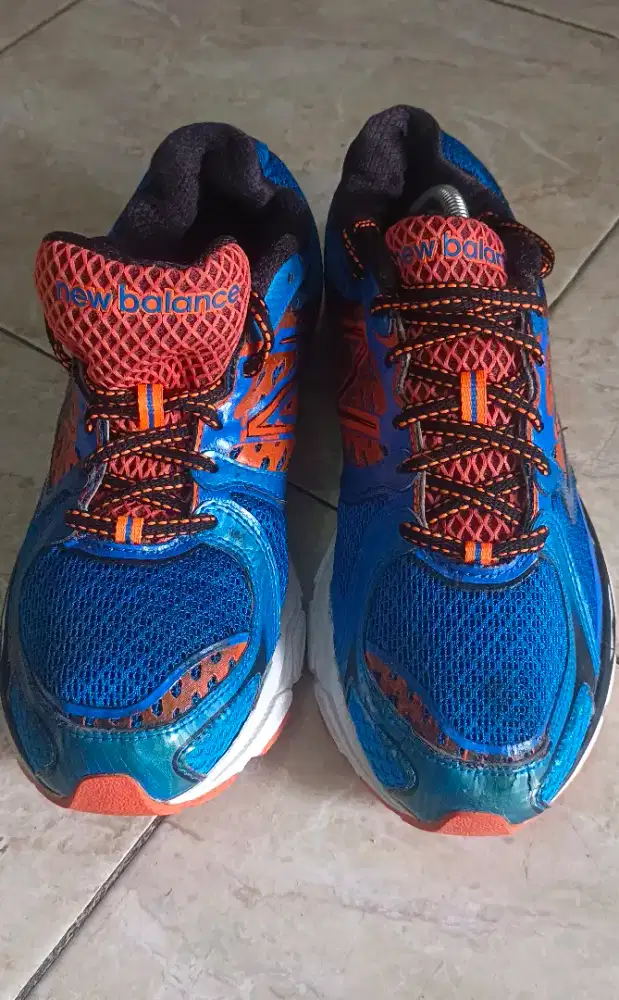 Sepatu NB antik