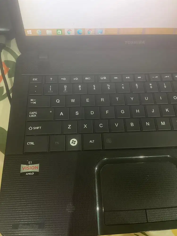 Dijual LAPTOP TOSHIBA SATELLITE C800D AMD E1-1200