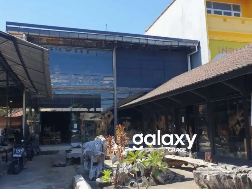 OVERKONTRAK SHOWROOM POSISI HOOK DI BYPASS SUNSET ROAD BADUNG