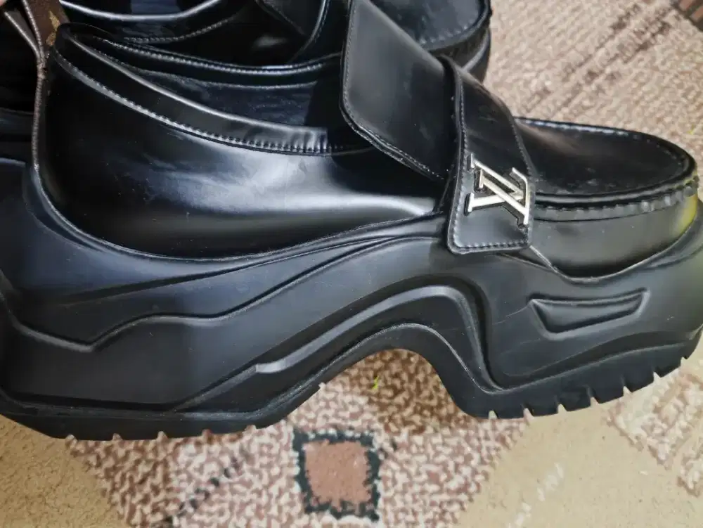Sepatu Louis vuitton leather
