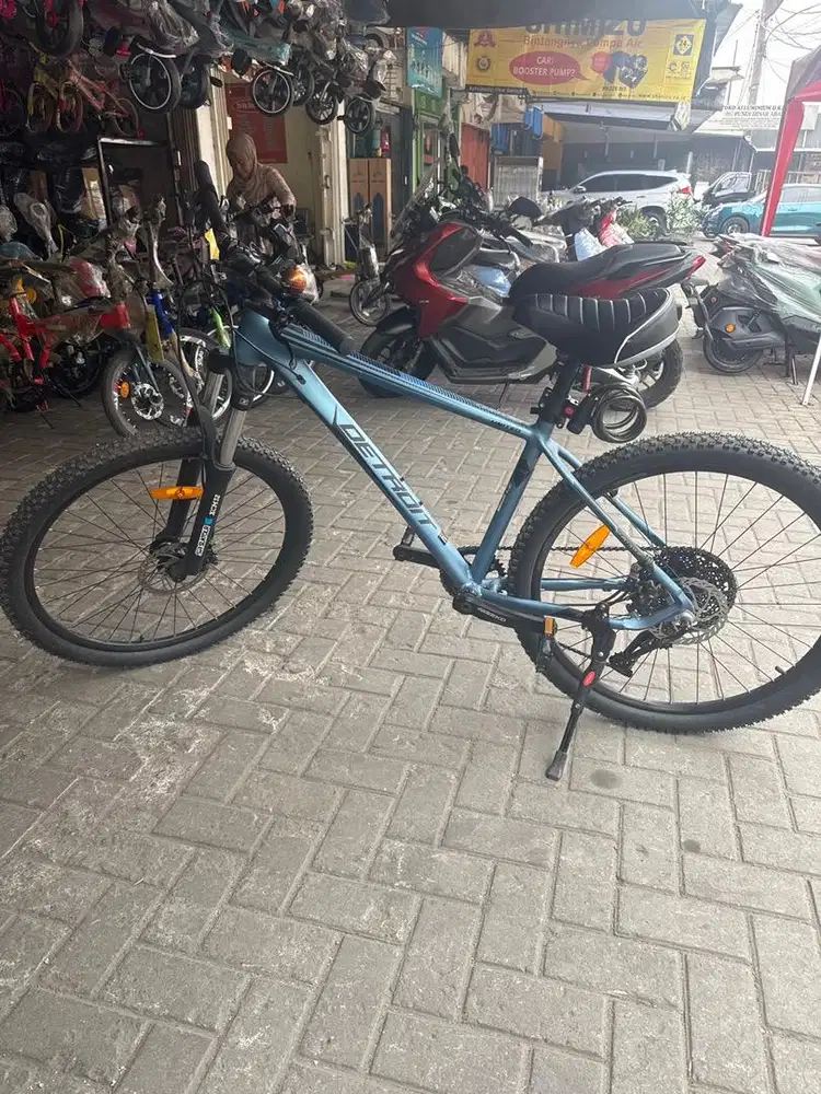 Sepeda detroit biru baru beli 3 bulan yang lalu