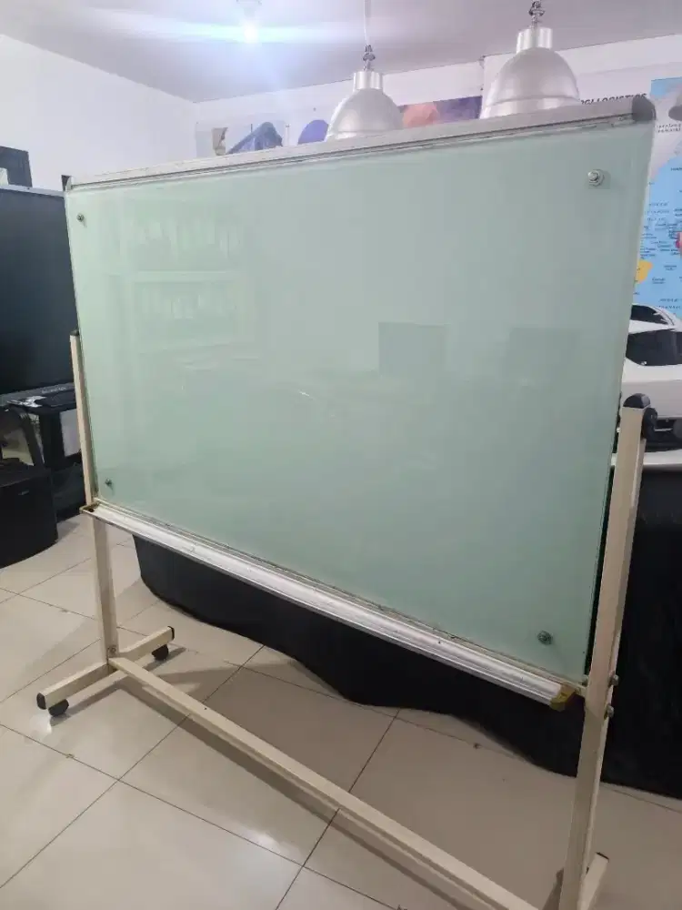 Papan tulis standing 2 sisi (glass & whiteboard)