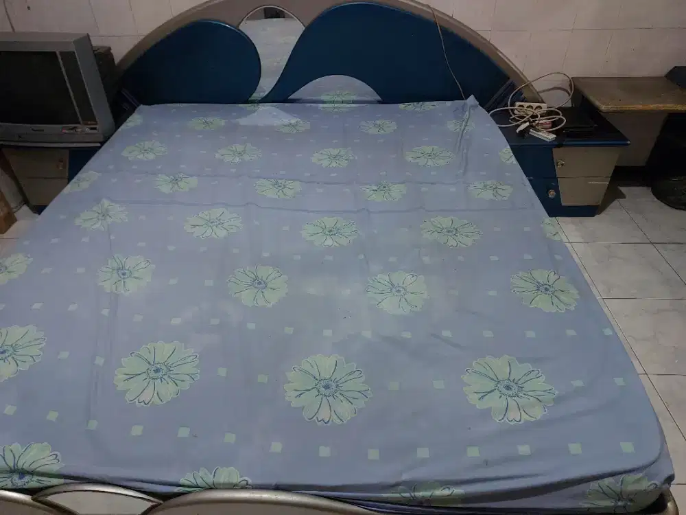 Jual Cepat 1 set Kamar Tidur (BEKAS)-dipan,matras,meja rias, 2 nakas