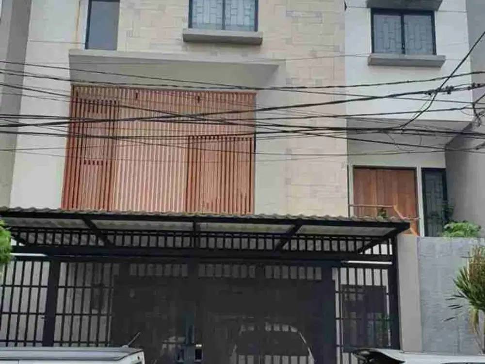 DIJUAL RUMAH MEWAH 3 LANTAI DI KARANG MANIS – SHM, LUAS & SIAP HUNI!