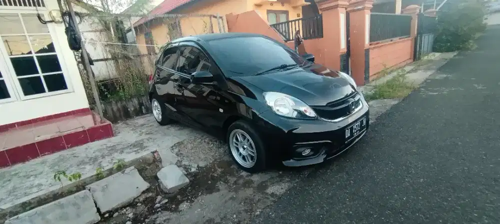 Honda brio hitam