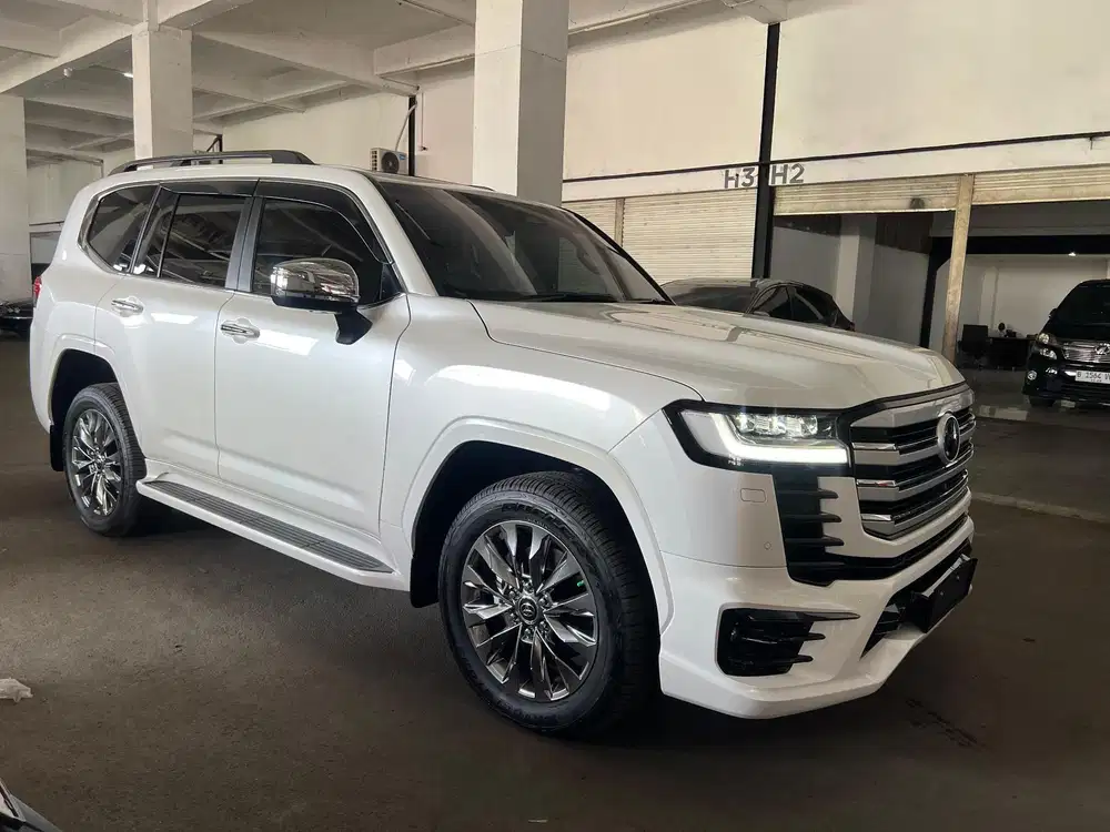 TOYOTA Land Cruiser 300 VXR 4x4 AT 2024