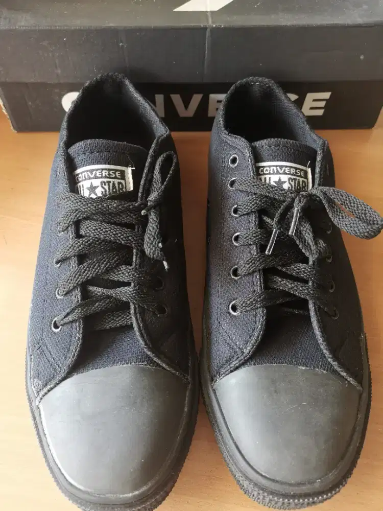 Sepatu Converse hitam
