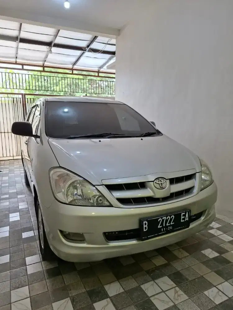 Toyota Kijang Innova 2004 Bensin