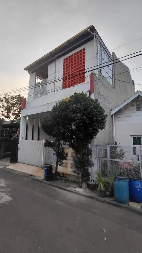 dikontrakan Rumah 2 lantai  nempel kawasan Summarecon Bandung