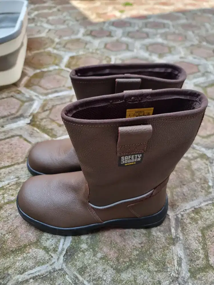 Sepatu safety pria