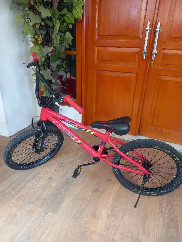 Sepeda anak warna merah hitam, jual murah