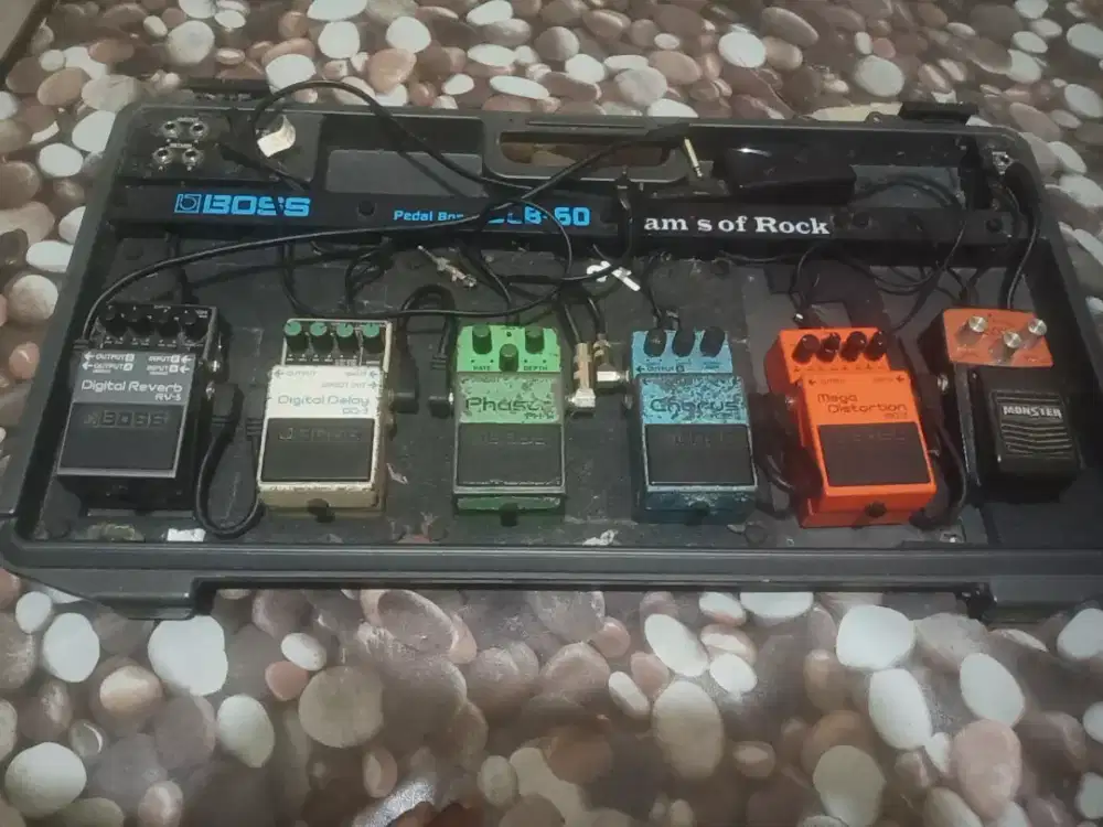 Efek stombox boss dan pedalboard