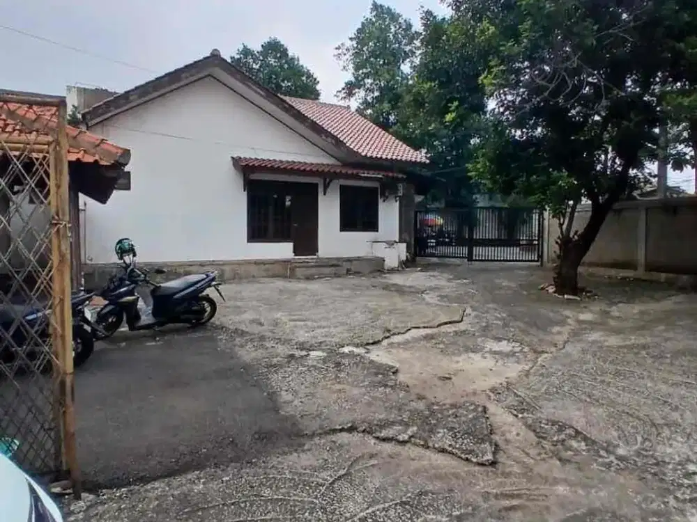 Rumah Hitung Tanah Row Jalan 2 Mobil di Petukangan Utara