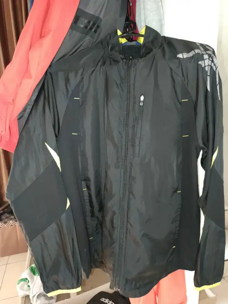 Windbreaker Asics Model Keren Jarang ada