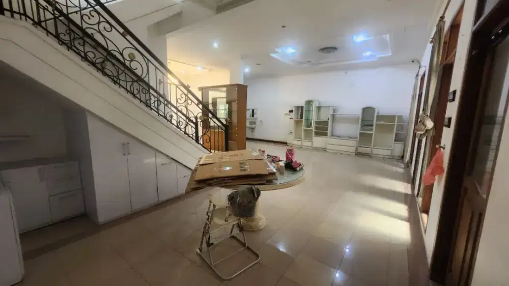 Disewakan Rumah Second 2 Lantai Terawat di Pakuwon City, Surabaya