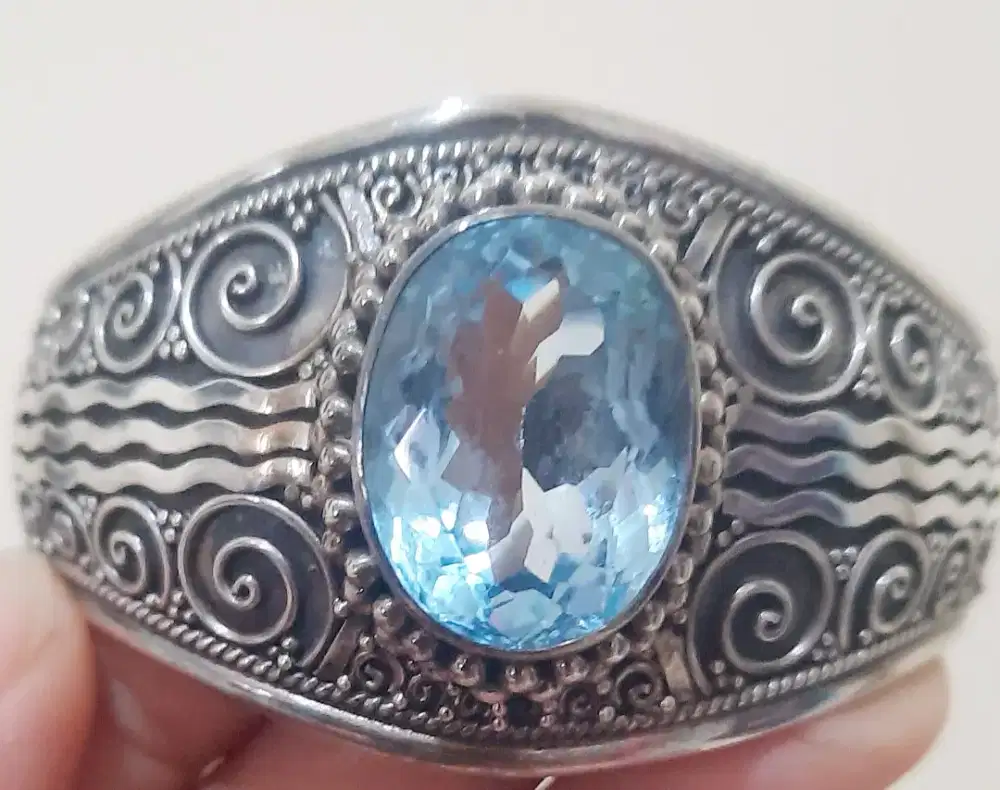 Gelang batu dari Bali