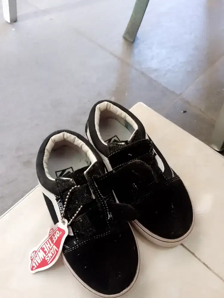 Kemeja dan sepatu anak
