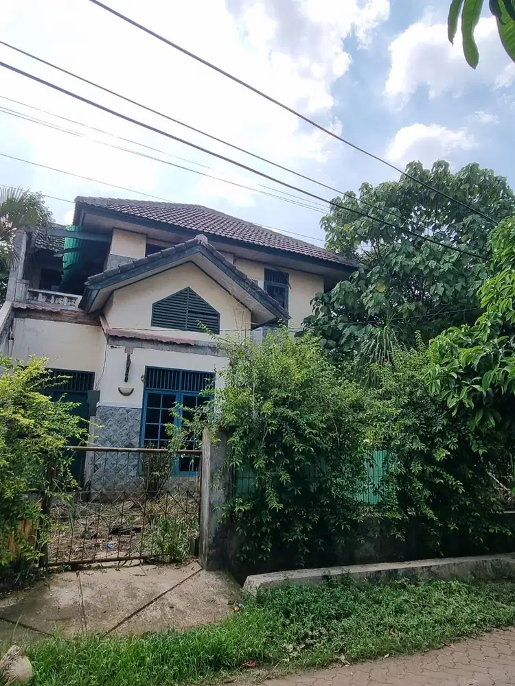Tanah 300 m2 dan rumah di pojok (hoek)