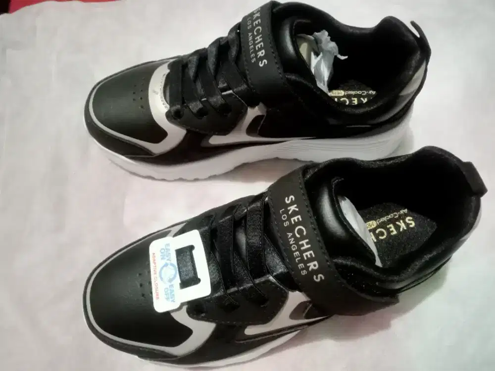 Skecher anak pink gold strip.