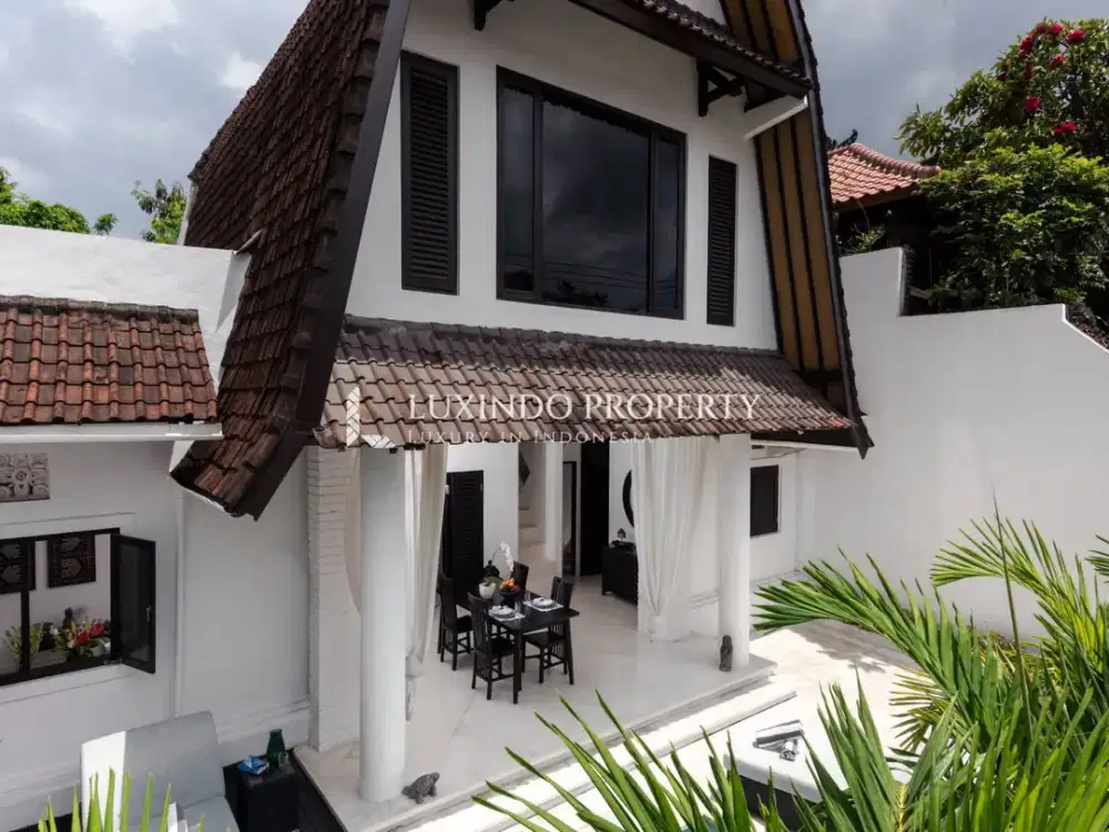 DISEWAKAN JANGKA PANJANG VILLA DENGAN 3 KAMAR TIDUR DI SEMINYAK