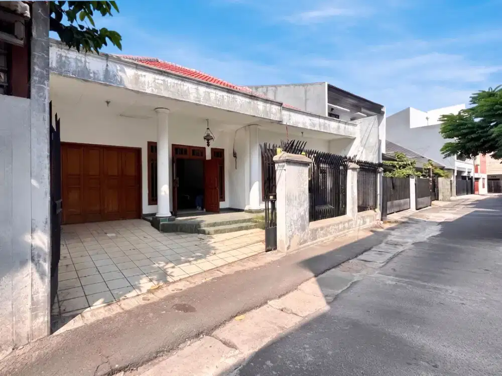 CUMA 14,5 JUTA-AN/M² DI TEBET ! RUMAH SHM DENGAN TANAH 200 M² !